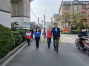 红十字志愿者走访困难家庭