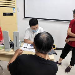 杨江村老年人量血压测血糖志愿活动