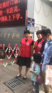 祝福“六一”，看望困难家庭儿童