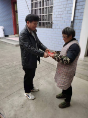 走访慰问贫困户