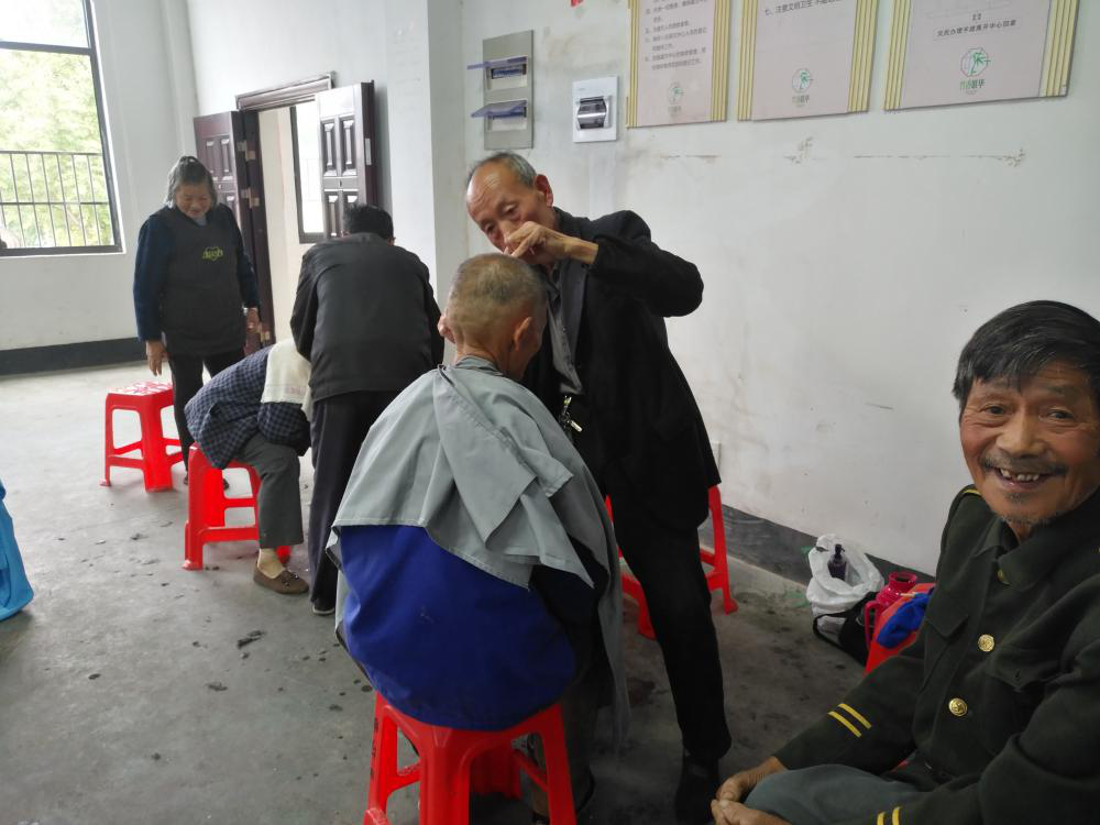 联华村组织村内理发师为本村老年人免费理发