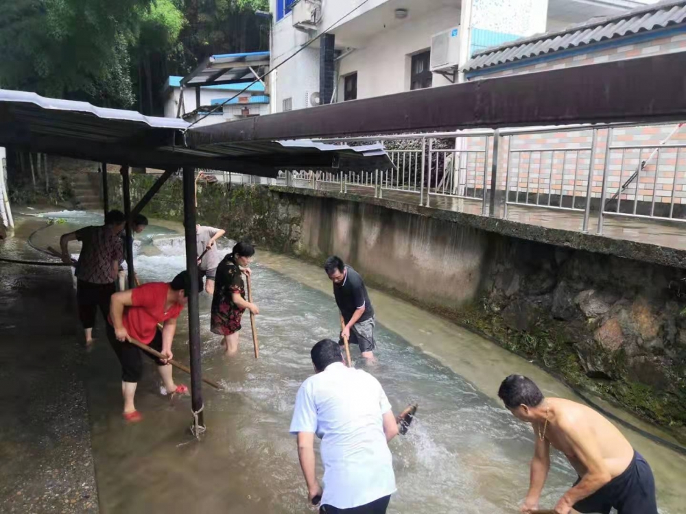 莲东村开展河道清淤整治活动