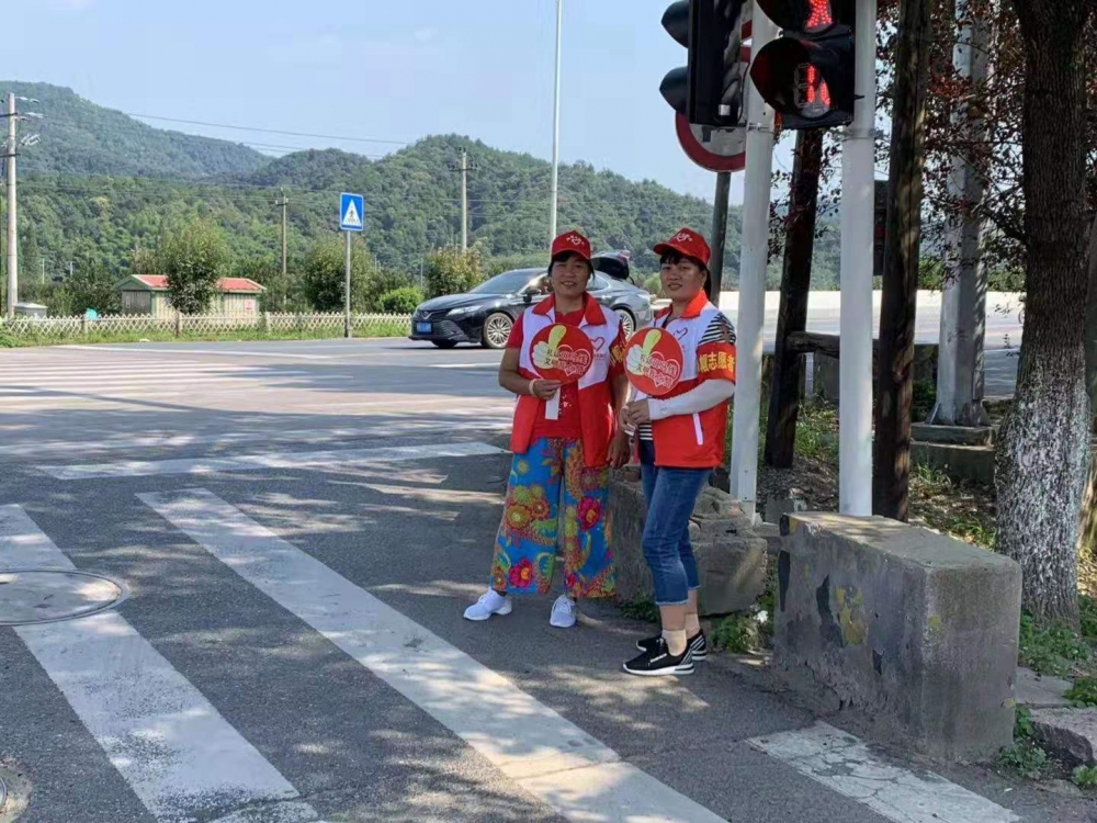 新时代文明实践志愿服务文明交通护民站岗