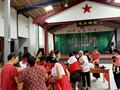 志愿小分队为老人们送爱心