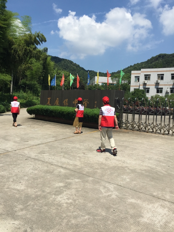 夏履镇平安志愿者分队平安护航助力中考