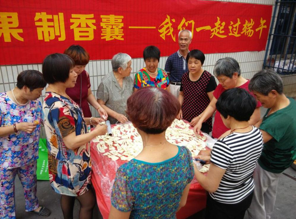 炸巧果、制香囊、过端午