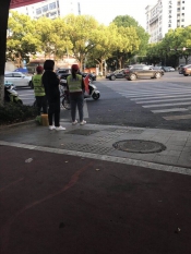 组织党员干部上街进行文明交通劝导活动