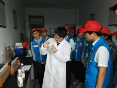 实验中学小小志愿者参观环境监测站