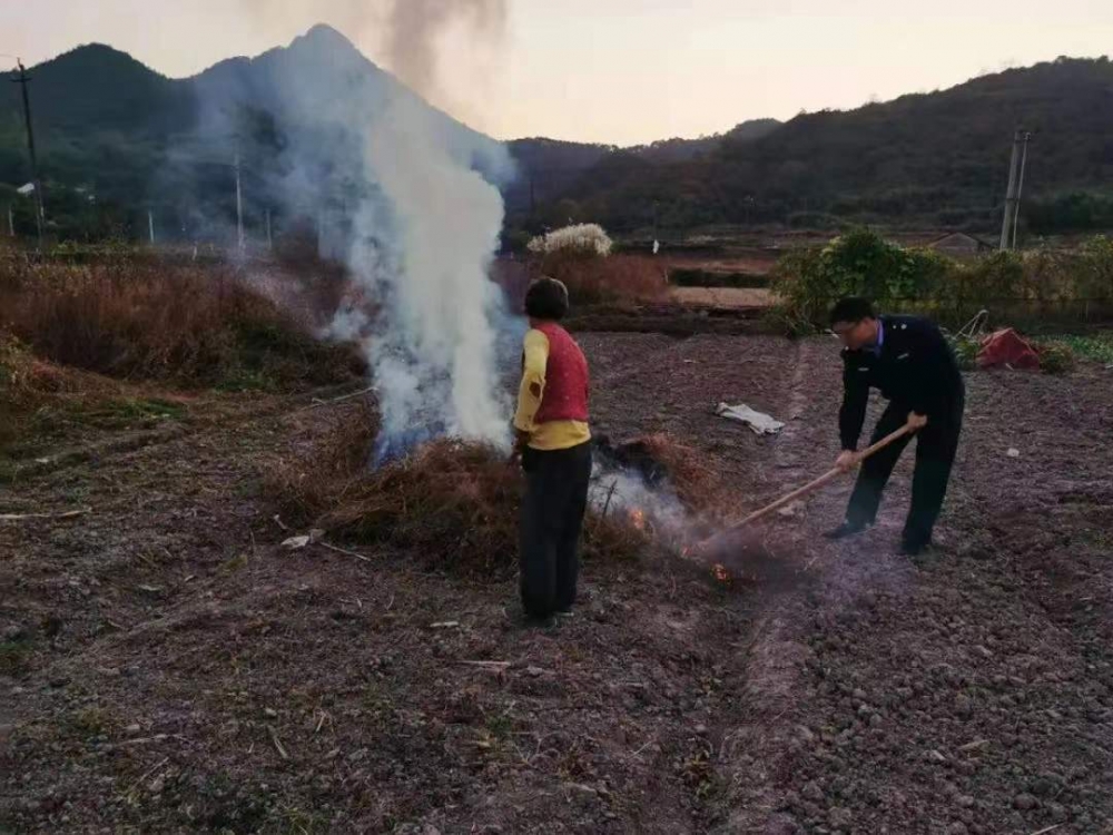 劝导秸秆焚烧，助力大气污染防治