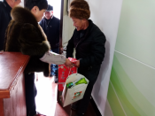 老年人送爱温暖