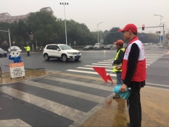 组织参与区直机关平安志愿者文明交通集中劝导活动