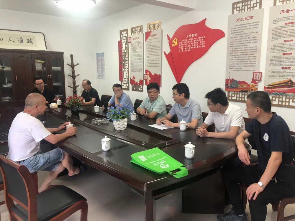 会展业发展中心组织本级党员慰问越联村