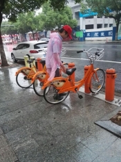 发改局志愿者积极迎接文明城市复检