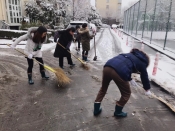发改局干部参加冰冻雨雪天清扫道路活动