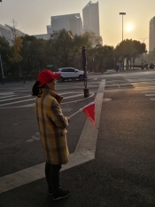 区发改局积极参加交通文明劝导活动