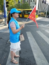 发改局局年轻干部参加“文明迎国庆”文明交通志愿劝导活动