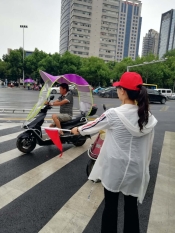 气象志愿者维护交通