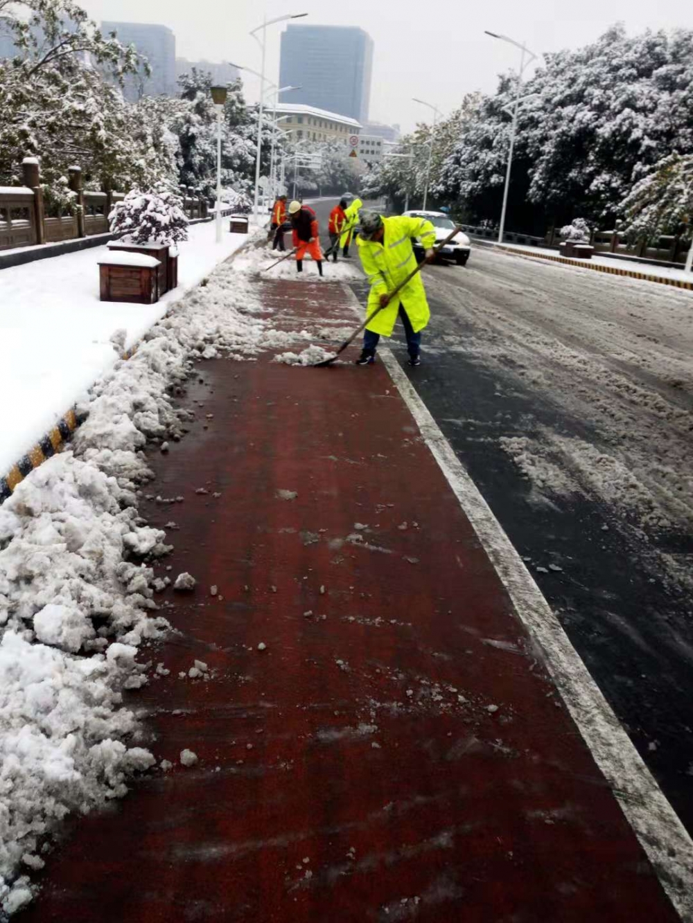 建设局志愿者助力清扫城区积雪