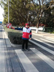 区建设局走上道路倡导“礼让斑马线、文明过马路”
