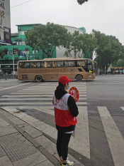区建设局在笛扬路（群贤路至瓜渚路）段开展文明交通倡导志愿活动