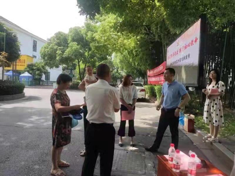 房管中心党员进社区进行电梯加装宣传