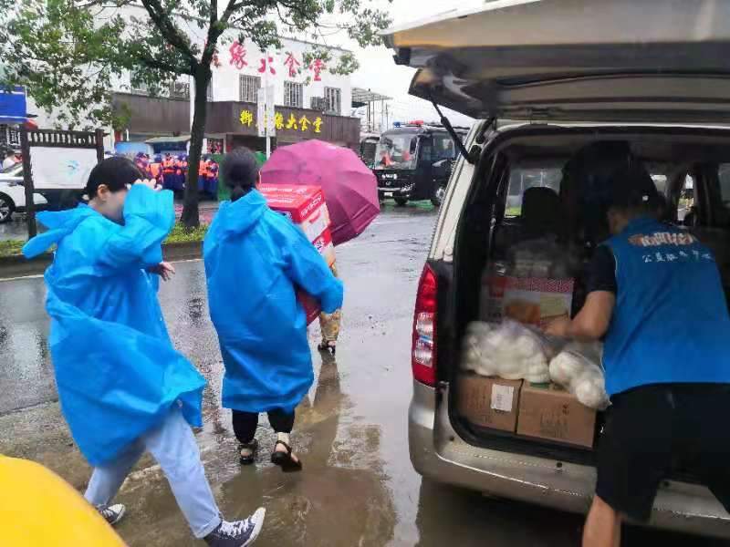 向阳花开志愿者赴夏履镇捐赠抗台应急物资