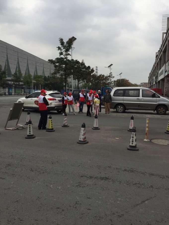 礼让斑马线劝导