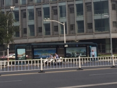 公交站台执勤