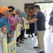 开展“银龄跨越数字鸿沟”科普下乡活动