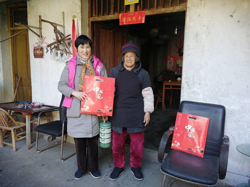 给老人送免餐送祝福