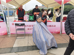 同康村组织献爱心免费理发活动