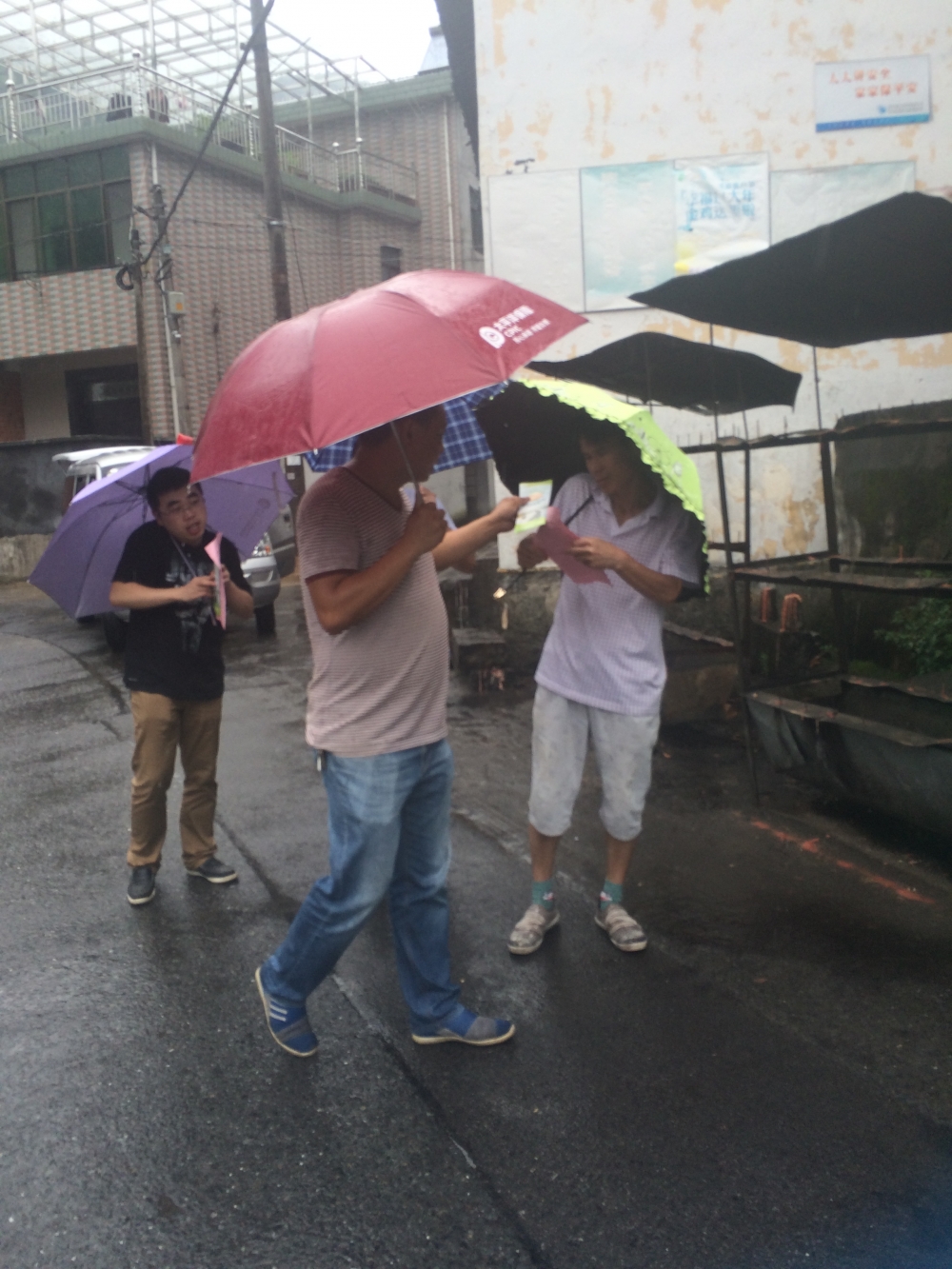 走访慰问困难人员