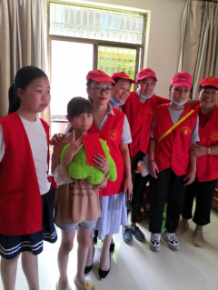 志愿者帮扶儿童