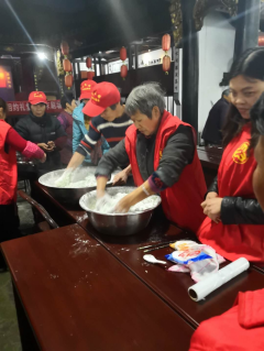 志愿者组织包饺子活动