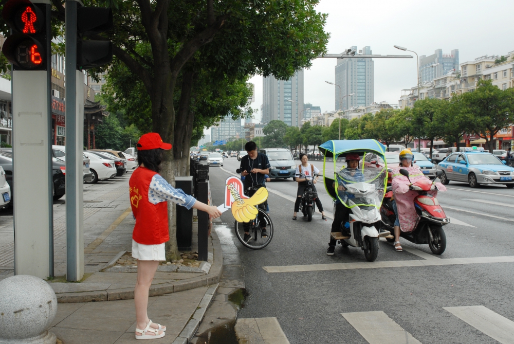 文明过马路劝导活动