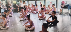 建吴居春泥计划舞蹈志愿活动