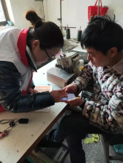 协助村民绑定电子医保卡