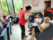 关爱老人，传播爱心