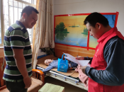 残联发放残疾人慰问品
