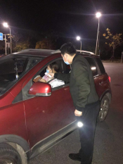 防控疫情守好小门24小时值勤
