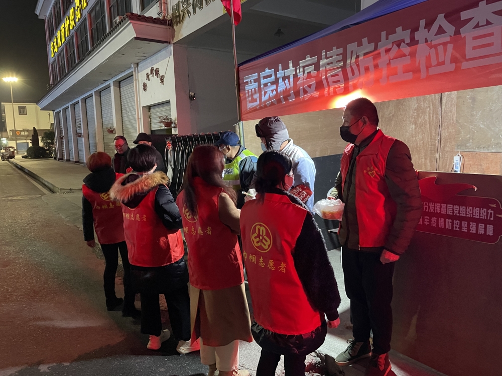 冬夜送夜宵 温暖抗疫人