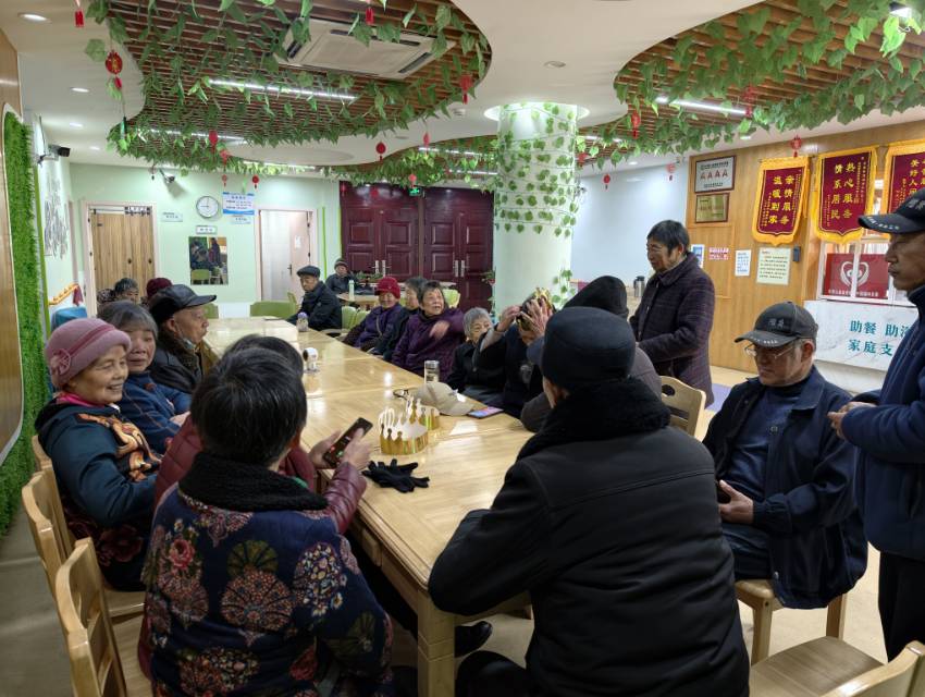 邻里欢聚暖寿星 邻里欢聚暖寿星