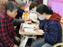 健康义诊进社区 便民服务暖人心