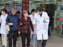 健康义诊进社区 便民服务暖人心