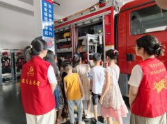 “萌娃”走进消防站 体验消防“零距离”