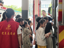 “萌娃”走进消防站 体验消防“零距离”