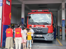“萌娃”走进消防站 体验消防“零距离”