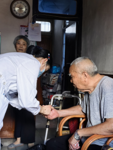 关爱失能老人 传递温暖力量