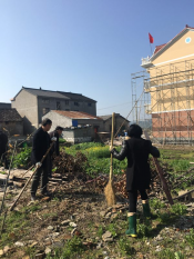 清理垃圾堆放处，还美丽乡村