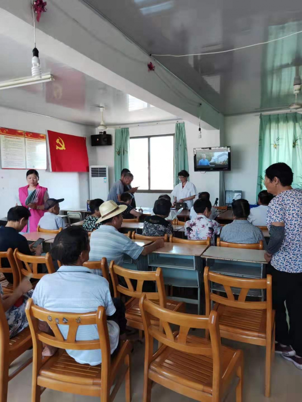 给老人们普及夏天防中暑知识